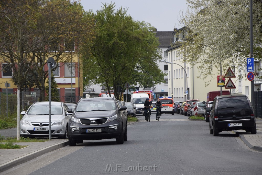 Einsatz BF Koeln in Koeln Buchheim Arnsbergerstr P49.JPG - Miklos Laubert